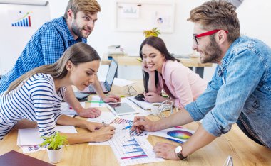 Ofiste çalışan yaratıcı iş adamları 