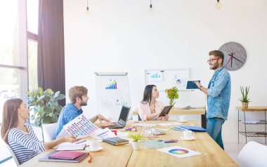 Ofiste çalışan yaratıcı iş adamları 