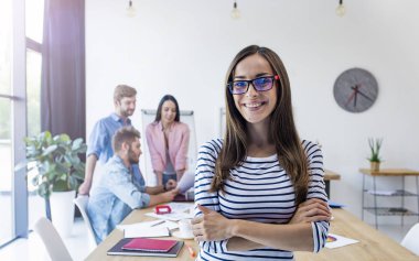 genç iş kadını ofiste poz 