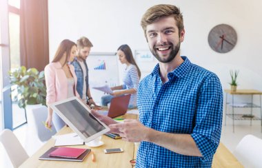 tablet ile genç işadamı  