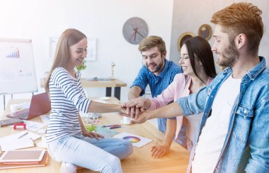 Eller birlikte koyarak iş adamları 