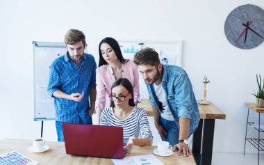 Genç İşadamları laptop ile çalışma 