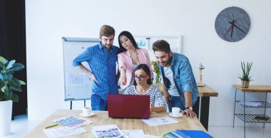 Genç İşadamları laptop ile çalışma 