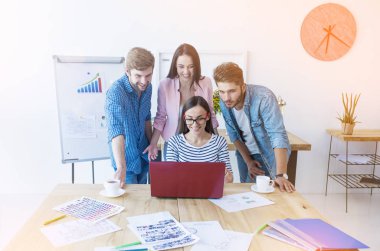Genç İşadamları laptop ile çalışma 