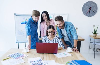 Genç İşadamları laptop ile çalışma 