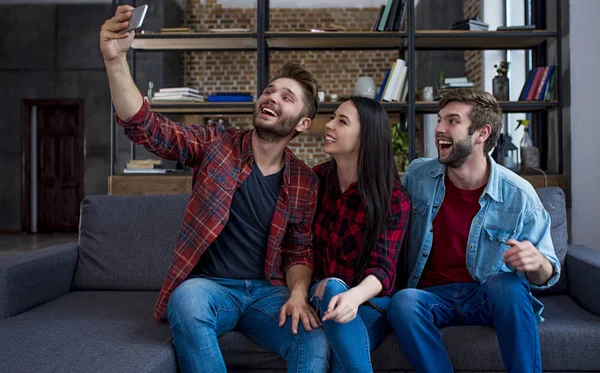 Personas tomando selfie en casa —  Fotos de Stock