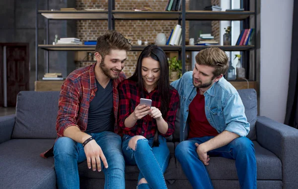 Personas que usan el teléfono en casa —  Fotos de Stock