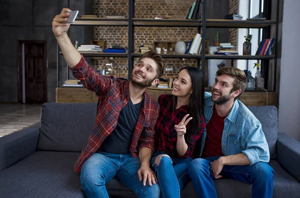 Personas tomando selfie en casa —  Fotos de Stock