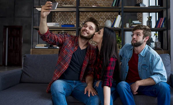 Personas tomando selfie en casa —  Fotos de Stock