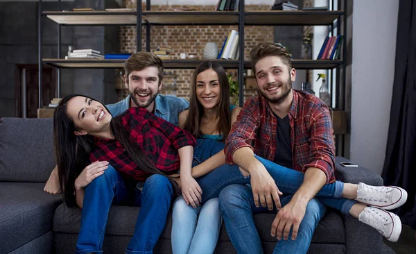 Jovens posando em casa — Fotografia de Stock