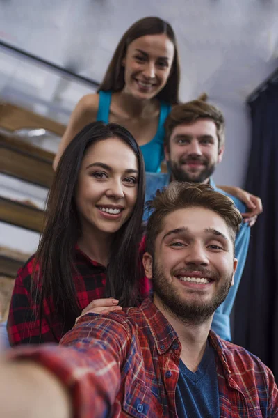 Osoby biorąc selfie w domu — Zdjęcie stockowe