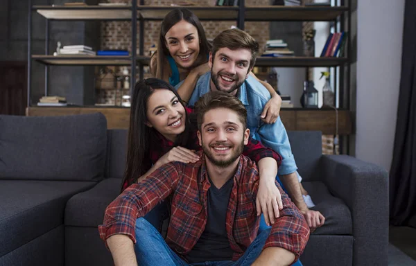 Jovens posando em casa — Fotografia de Stock