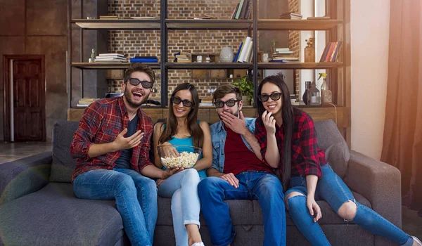 Amigos assistindo TV — Fotografia de Stock