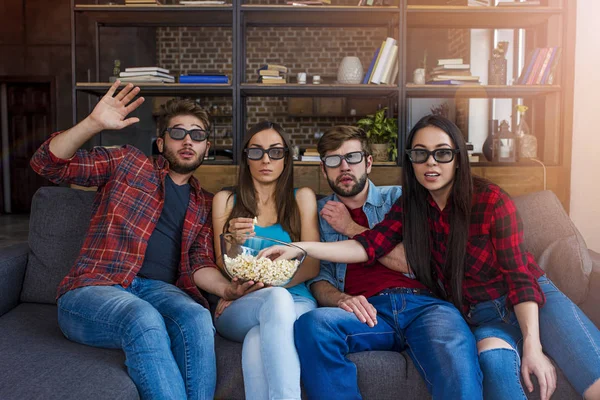 TV izlerken arkadaşlar 