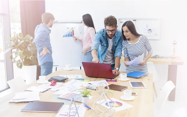 Jóvenes empresarios que trabajan — Foto de Stock