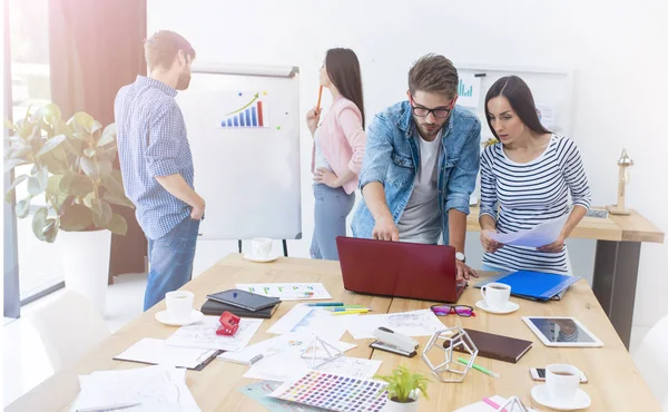 Jeunes gens d'affaires qui travaillent — Photo