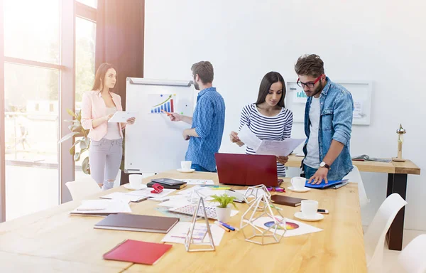 Jóvenes empresarios que trabajan — Foto de Stock