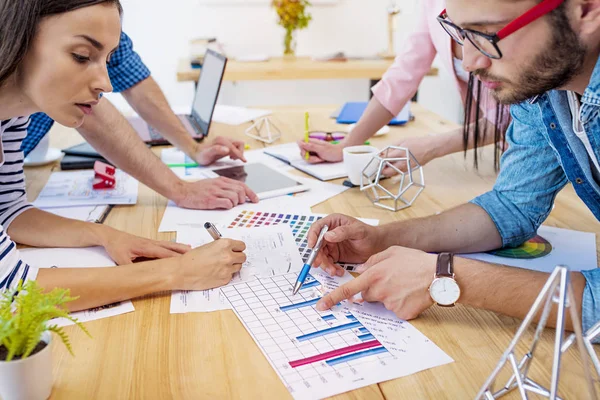 Entrepreneurs créatifs travaillant dans le bureau — Photo