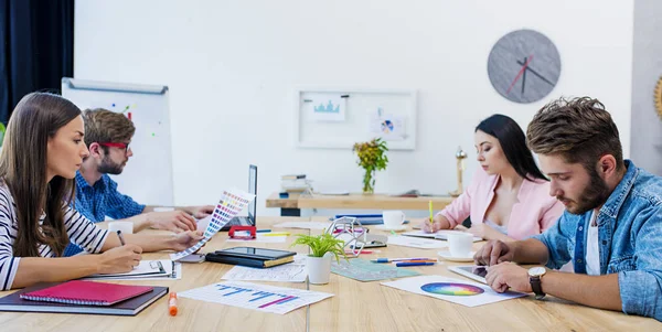 Entrepreneurs créatifs travaillant dans le bureau — Photo