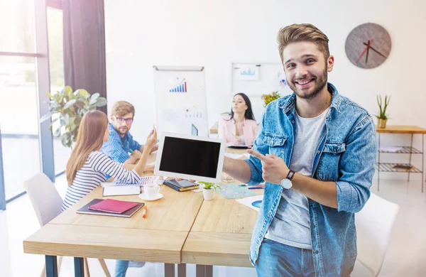 Joven Empresario con tablet — Foto de Stock