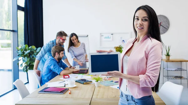 Joven empresaria con tablet — Foto de Stock