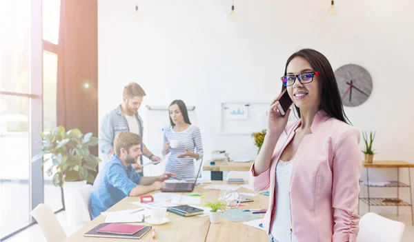 Mujer de negocios hablando por teléfono — Foto de Stock