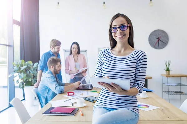 Joven empresaria con tablet — Foto de Stock