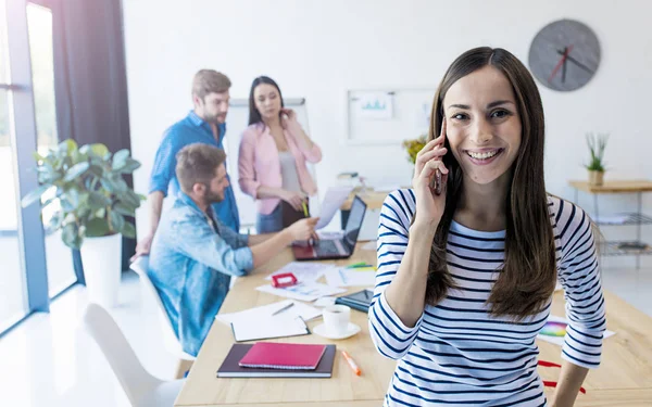 Mujer de negocios hablando por teléfono — Foto de Stock