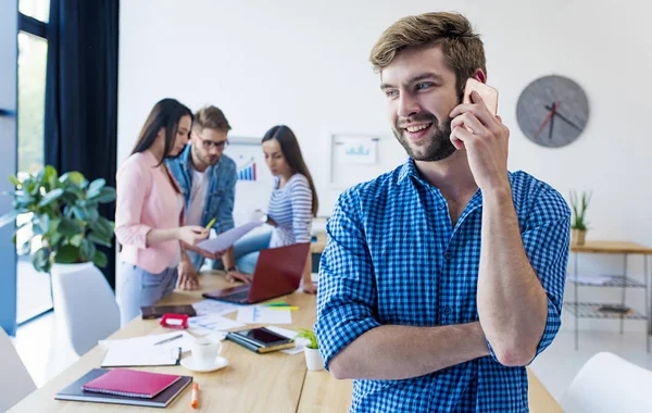 Empresario hablando por teléfono — Foto de Stock