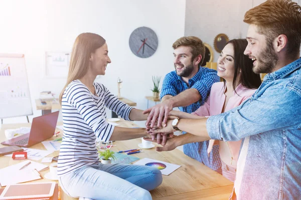 Empresarios poniendo manos juntas — Foto de Stock