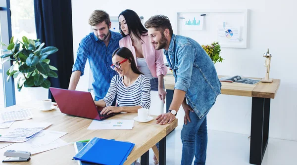 Jeunes gens d'affaires travaillant avec un ordinateur portable — Photo