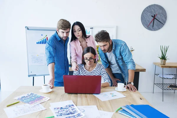 Junge Geschäftsleute arbeiten mit Laptop — Stockfoto
