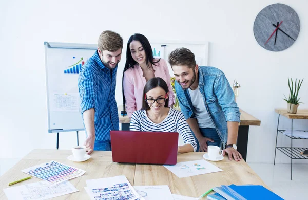 Junge Geschäftsleute arbeiten mit Laptop — Stockfoto