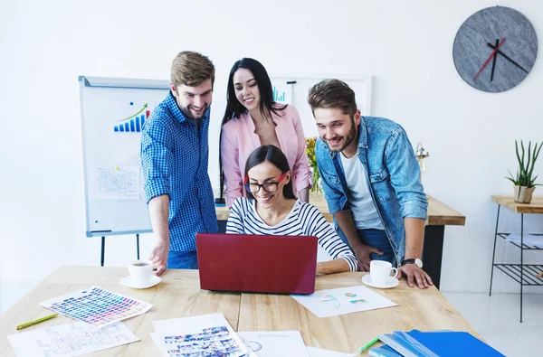 Jeunes gens d'affaires travaillant avec un ordinateur portable — Photo