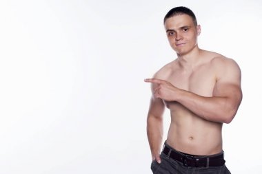 Adam bir şeyi işaret ediyor.