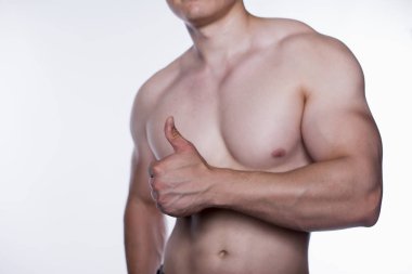 Adam baş parmağını gösteriyor. 