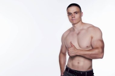 Adam baş parmağını gösteriyor. 