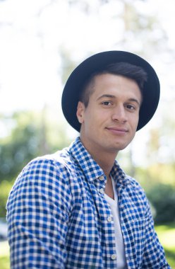 yakışıklı delikanlı