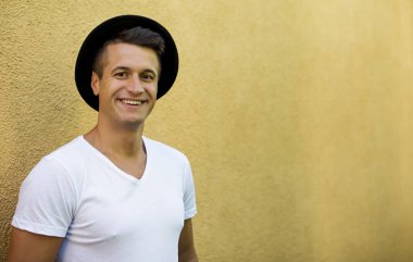 yakışıklı delikanlı