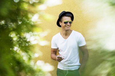 yakışıklı delikanlı