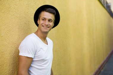 yakışıklı delikanlı