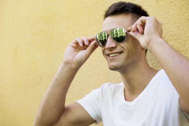 Açık genç adam portresi