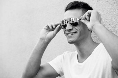 Yakışıklı genç adam.