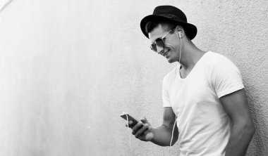 Yakışıklı genç adam.