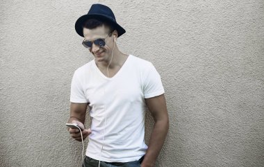 yakışıklı delikanlı