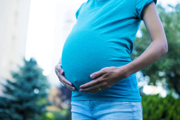 Retrato al aire libre de mujer embarazada — Foto de Stock