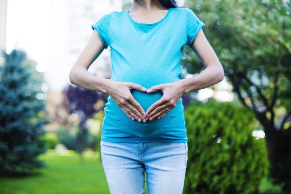 Retrato al aire libre de mujer embarazada — Foto de Stock