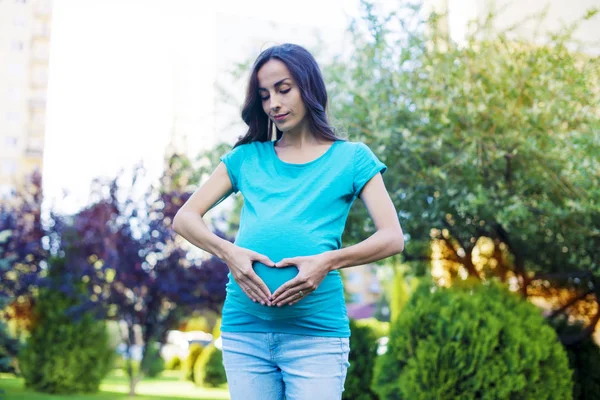 Outdoor portrait of pregnant woman — Stock Photo, Image