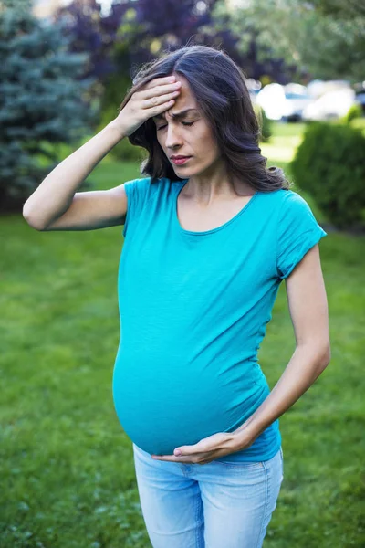 Outdoor portrait of pregnant woman — Stock Photo, Image