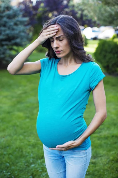 Retrato al aire libre de mujer embarazada — Foto de Stock